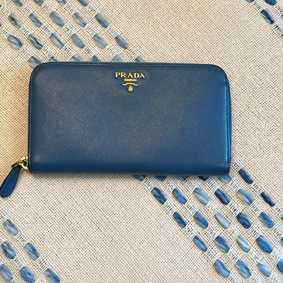 Authentic Prada Long Zippy Wallet in GUC - Picture 2 of 12
